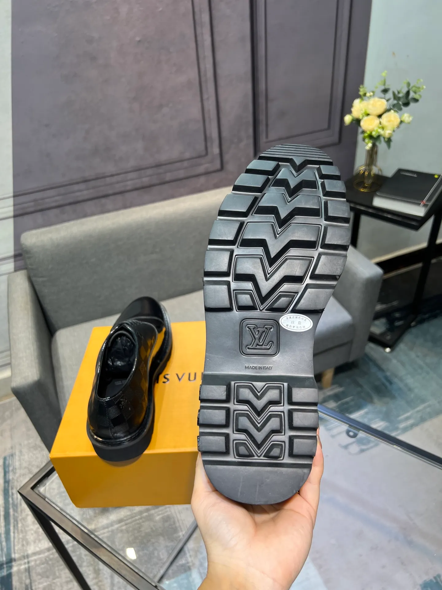 Men's shoes 💰820 [LV] - High-end quality - Upper: 🔝 tumbled cowhide, Nappa cowhide, brand logo sewn on shoe body - Lining: cowhide, foot pads; water-dyed cowhide - Outsole: TPR·rubber foam; two-color molded outsole -Super high quality control·Fine workmanship: highlighted (high-end·luxury·grade) -Size: 39-44 (38 45 can be customized)